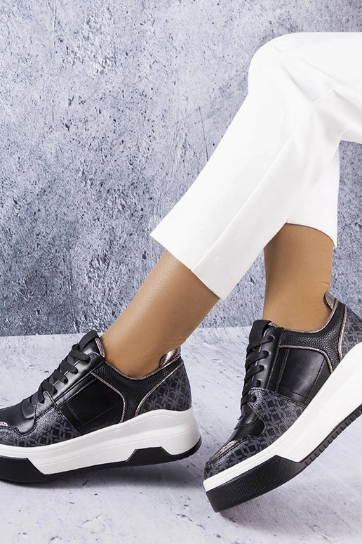 Zapatillas negras decoradas con el...