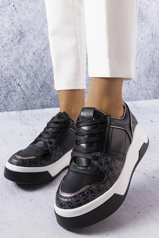 Zapatillas negras decoradas con el...