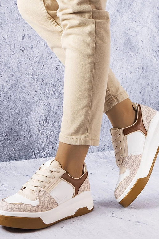 Zapatillas marrones decoradas con el...