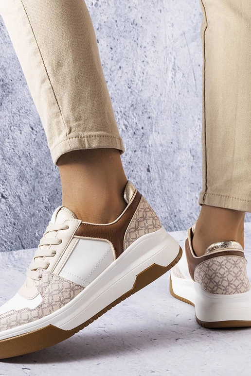 Zapatillas marrones decoradas con el...