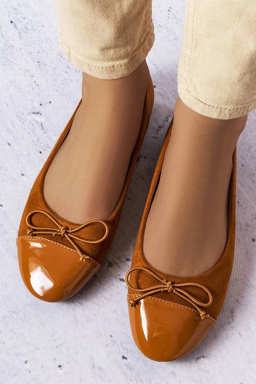 Bailarinas marrones con punta de... Bailarinas marrones con punta de...