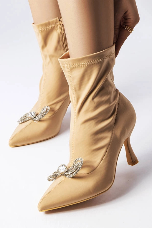 Botines beige decorados con lazo de...