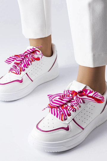 Zapatillas blancas con lazo...