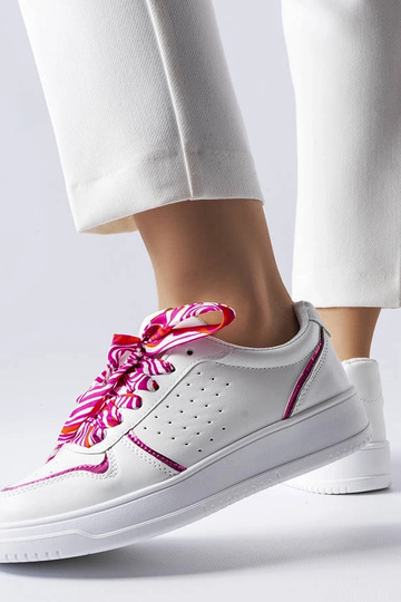 Zapatillas blancas con lazo... 2