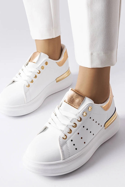 Zapatillas blancas con perforaciones...