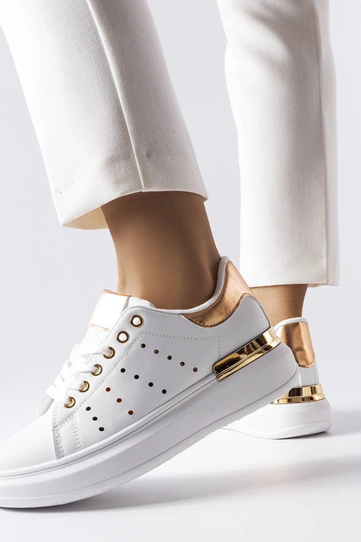 Zapatillas blancas con perforaciones...