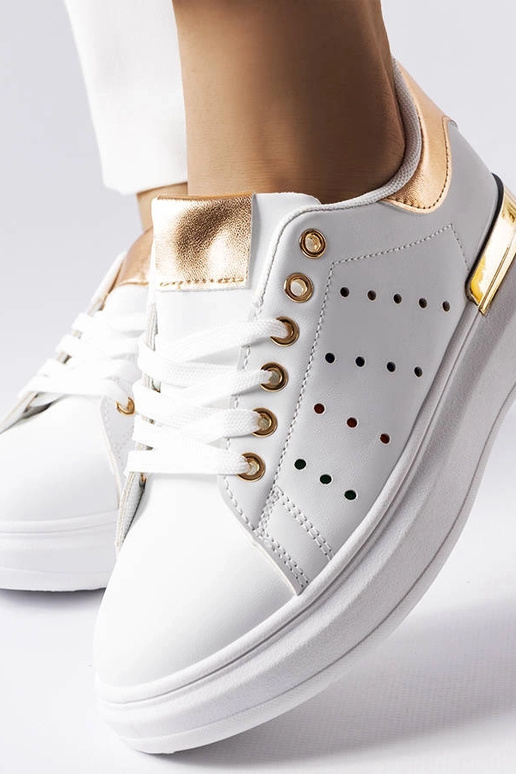 Zapatillas blancas con perforaciones...