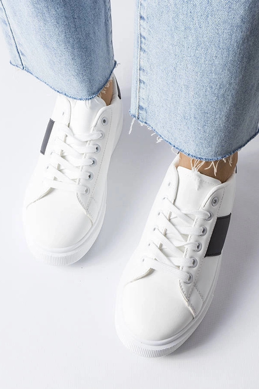 Zapatillas blancas con correa negra...