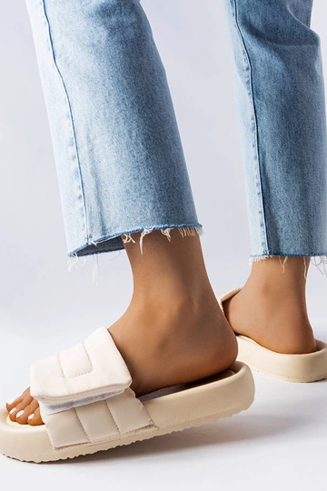 Chanclas beige con cierre... 2