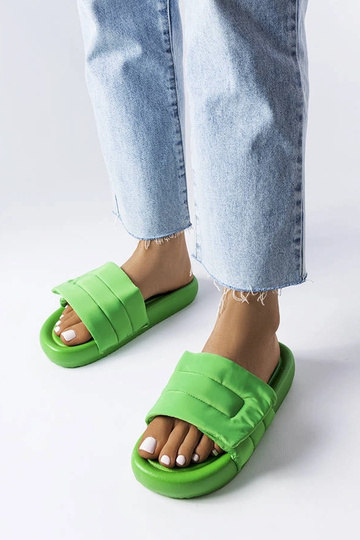 Chanclas verdes con velcro...