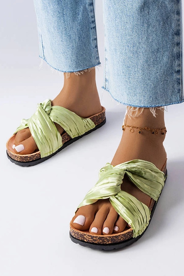 Chanclas verdes decoradas con tejido Fresne