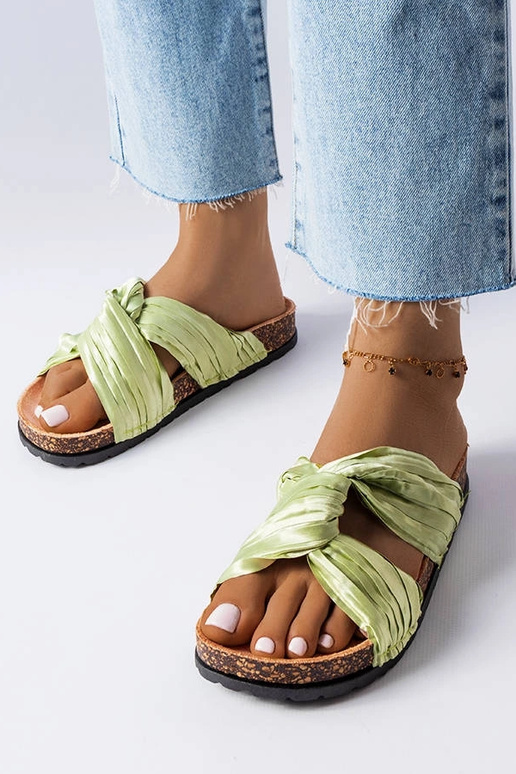 Chanclas verdes decoradas con tejido...