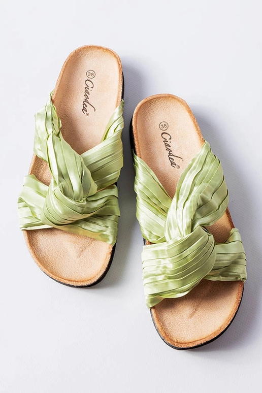 Chanclas verdes decoradas con tejido...