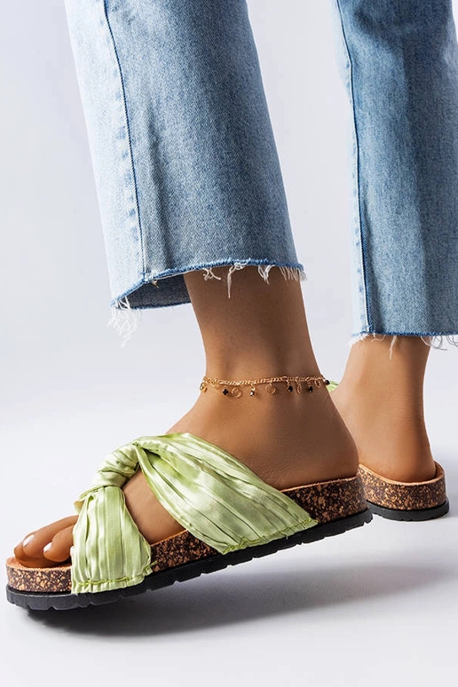 Chanclas verdes decoradas con tejido...