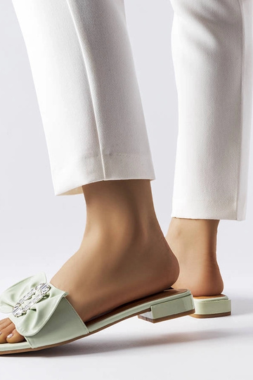 Sandalias elegantes verdes con circonitas Fifi 2