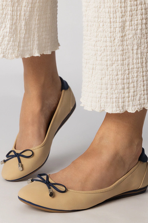 Zapatos color arena decorados con...