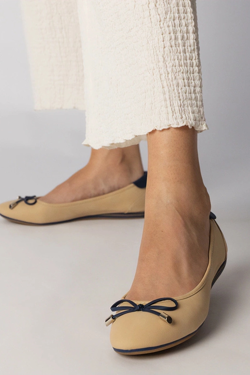 Zapatos color arena decorados con...