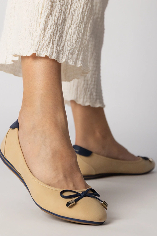 Zapatos color arena decorados con...