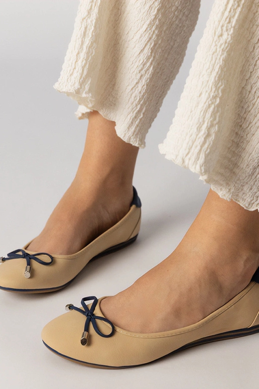 Zapatos color arena decorados con...