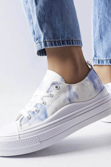 Zapatillas blancas y azules...