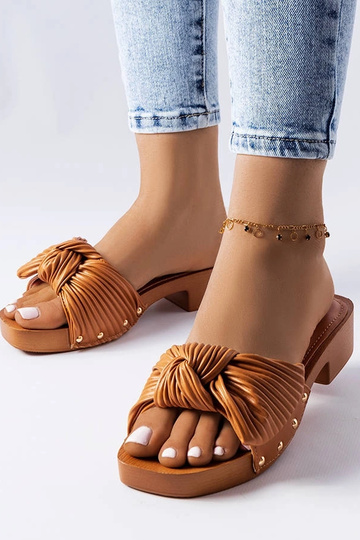 Mules marrones de tacón...