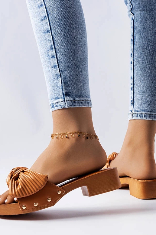 Mules marrones de tacón bajo de...