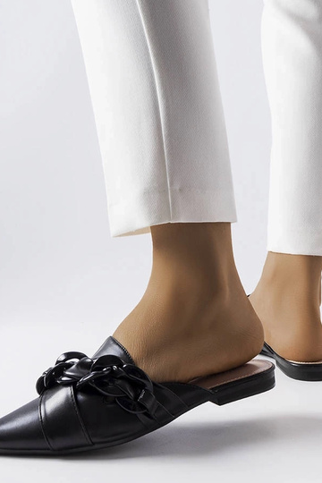 Chanclas negras elegantes con cadena Patenaude 2