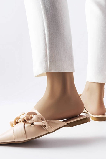 Chanclas elegantes de cadena Patenaude en color beige 2
