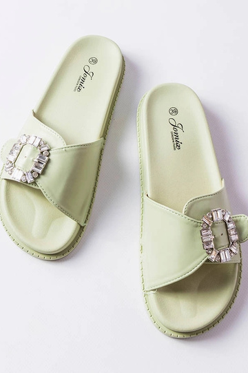 Chanclas verdes decoradas con circonitas de Griegsvei 2