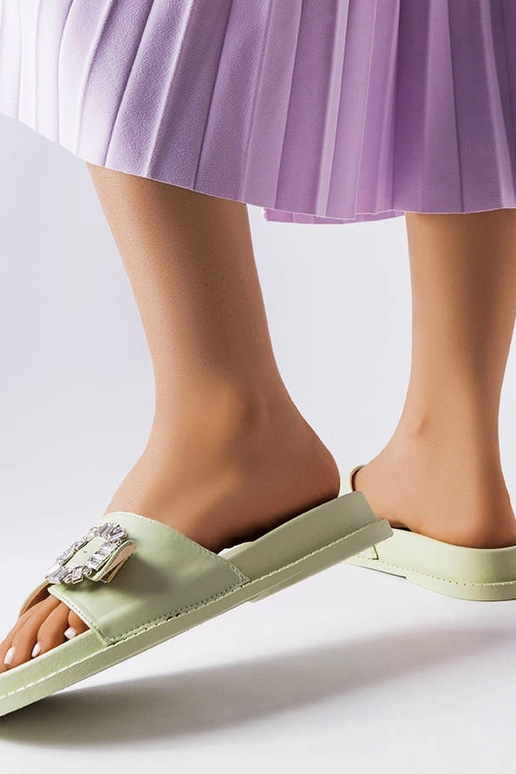 Chanclas verdes decoradas con...