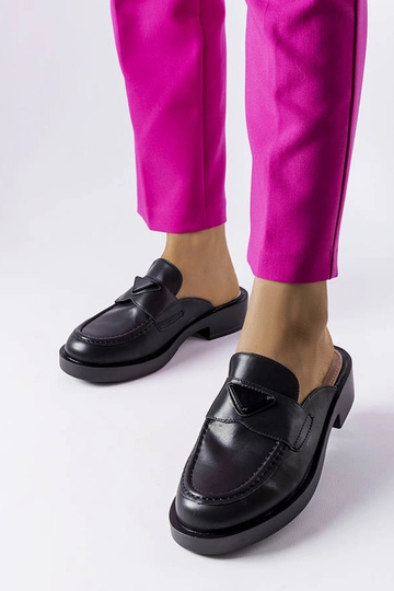 Sandalias negras con punta...