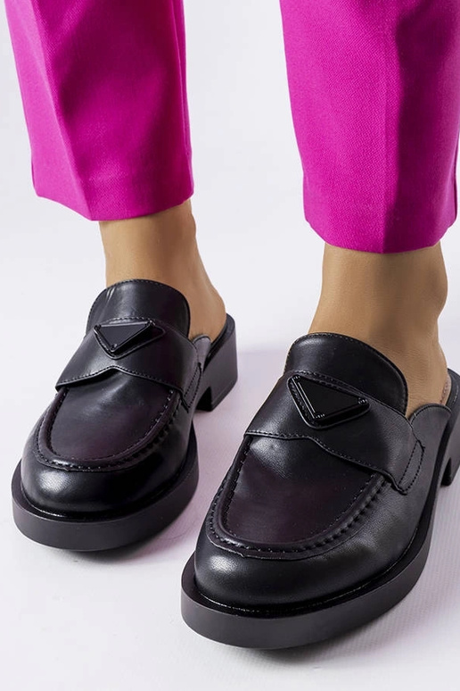 Sandalias negras con punta cerrada...