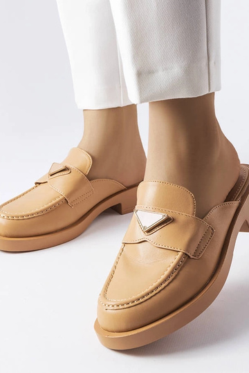 Sandalias Berkshire de punta cerrada en color marrón