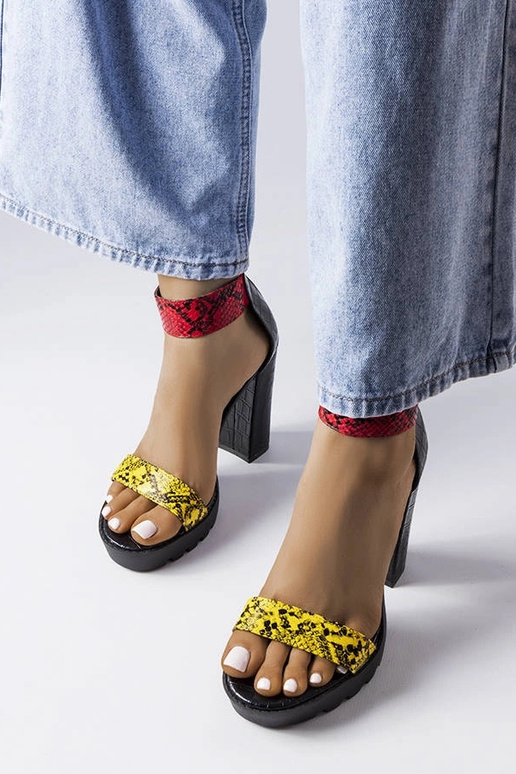 Sandalias con estampado de serpiente...