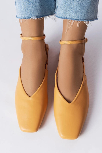 Sandalias beige punta cerrada Jehovah 2