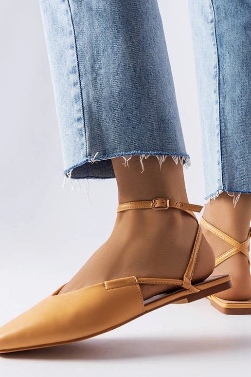 Sandalias beige punta cerrada Jehovah