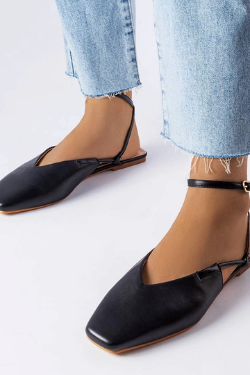 Sandalias negras de punta...