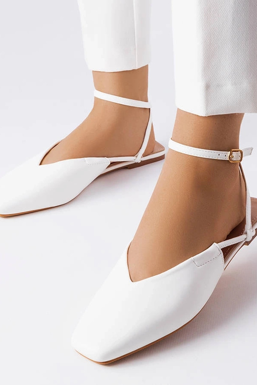 Sandalias blancas de punta cerrada...