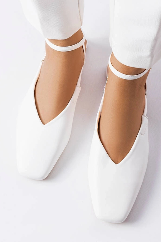 Sandalias blancas de punta cerrada...