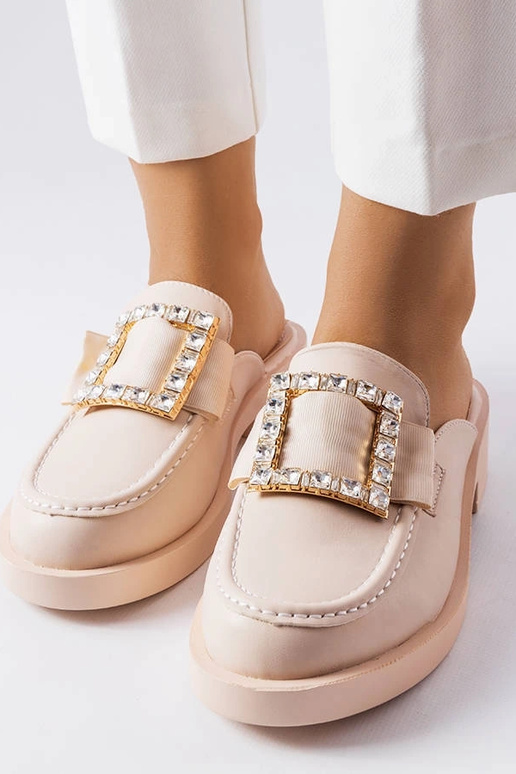 Chanclas beige con punta cerrada...