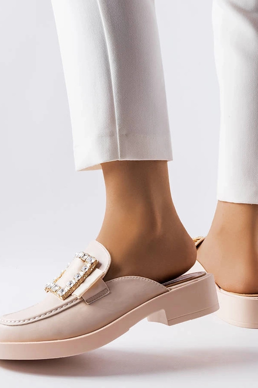 Chanclas beige con punta cerrada...