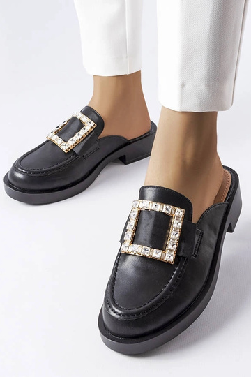 Chanclas negras de punta...