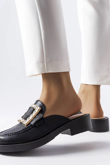 Chanclas negras de punta... 2