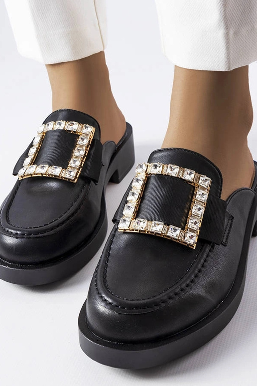 Chanclas negras de punta cerrada...