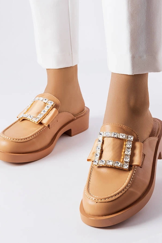 Chanclas marrones con punta cerrada...