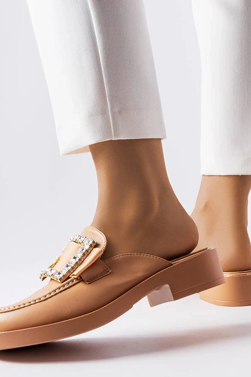 Chanclas marrones con punta cerrada...