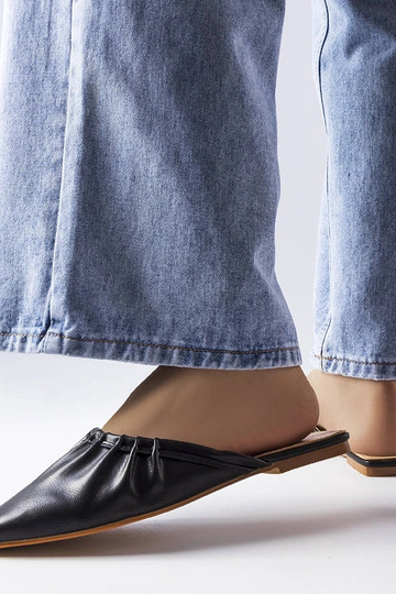 Mules negros con volantes...