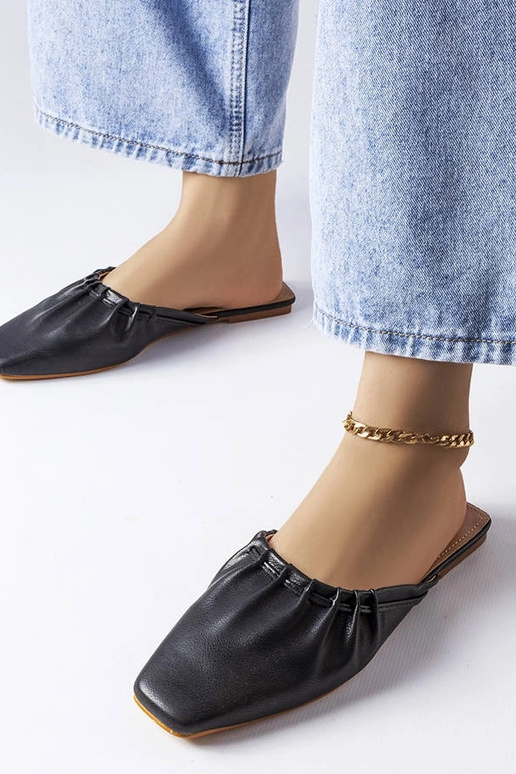 Mules negros con volantes en la punta...