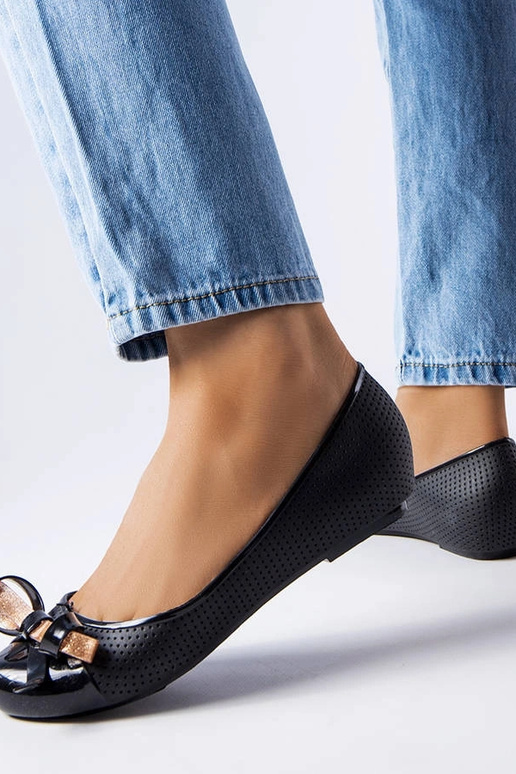 Bailarinas negras decoradas con un... Bailarinas negras decoradas con un...