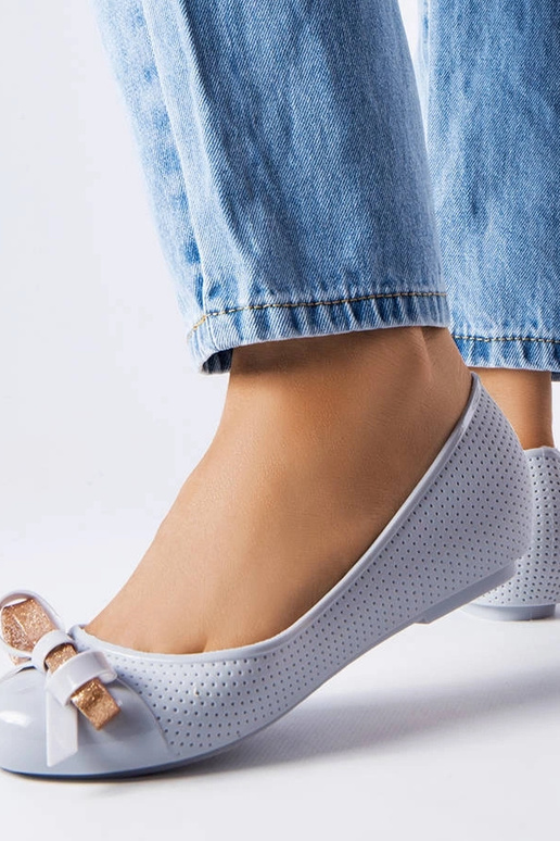 Bailarinas grises decoradas con un... Bailarinas grises decoradas con un...